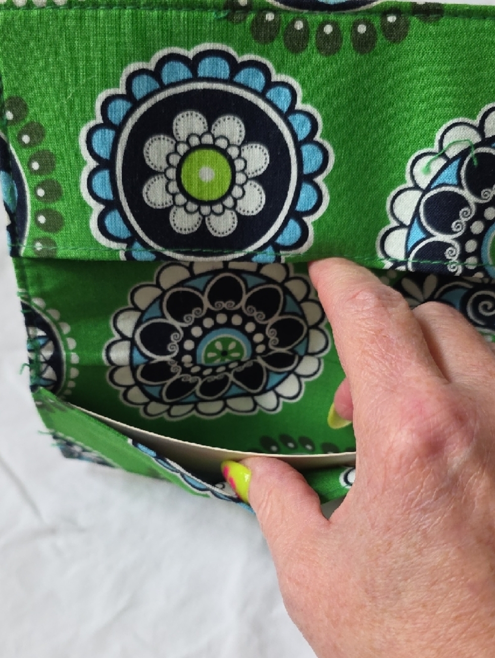 NWOT Vera Bradley Cupcakes Green Checkbook Cover - Picture 5 of 6
